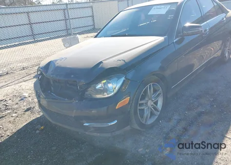 2013 Mercedes-Benz C 250 Sport z USA, uszkodzony, nr VIN WDDGF4HB0DR283873